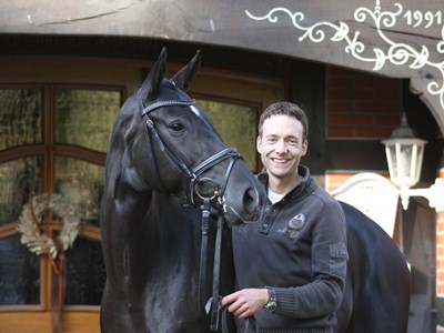 Hendrik mit Welldones Tochter vor dem Giebel